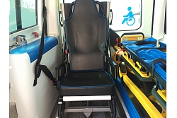 Ergonomisks un drošs pacienta sēdeklis specializētajā transportā, kas nodrošina stabilu un komfortablu pārvadāšanu personām ar kustību traucējumiem.
