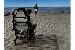 Brīvība un neatkarība ikdienā — MediSpec risinājumi ļauj cilvēkiem ar kustību ierobežojumiem droši piekļūt arī pludmalei un baudīt pilnvērtīgu atpūtu.